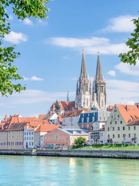 Wir bieten schnelle und zuverlässige Polsterreinigungsdienste in Regensburg und Umgebung für Ihren Privathaushalt. Professionelle Polsterreinigung in Regensburg